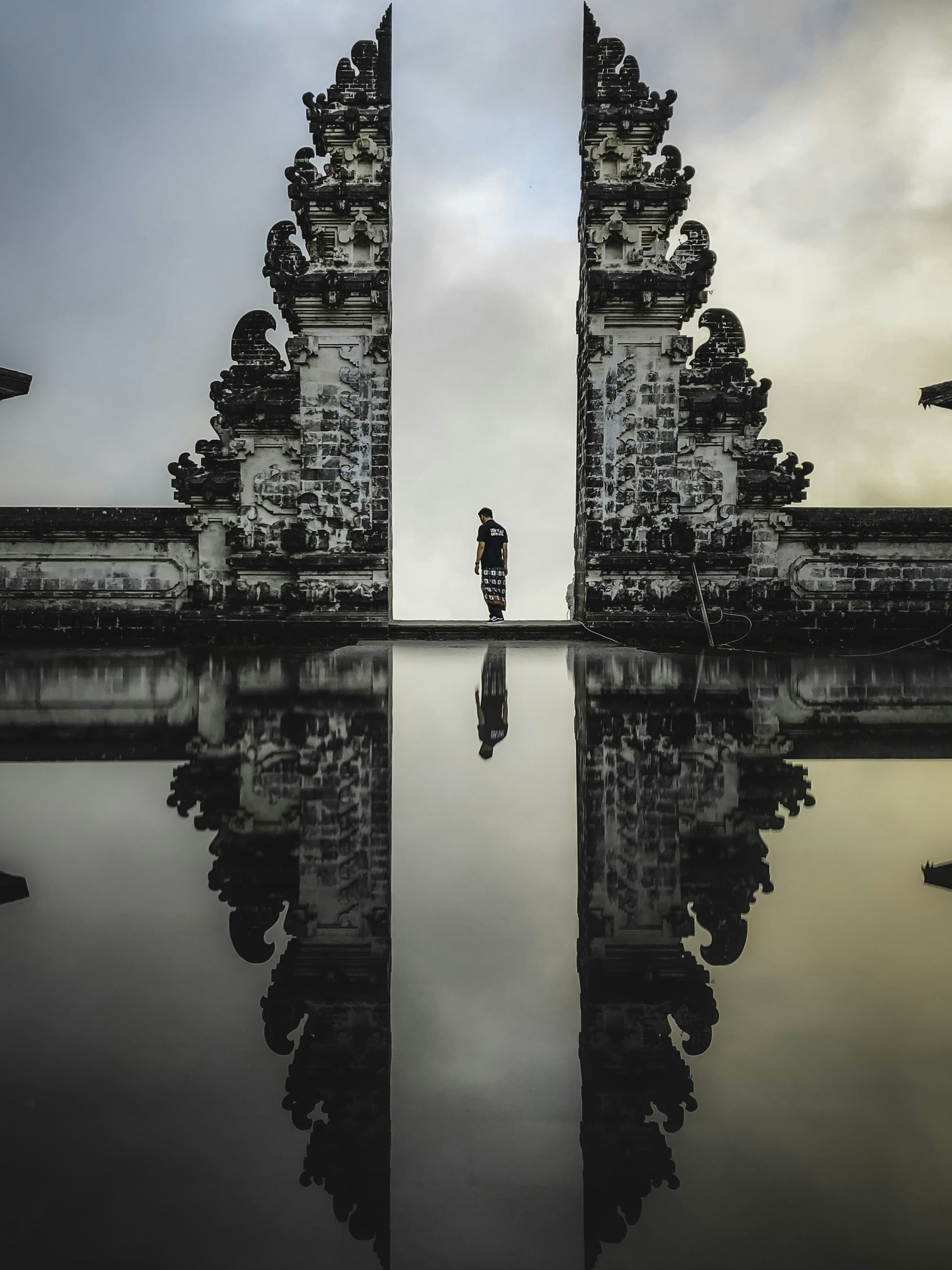 Puertas del templo Lempuyang en Bali reflejadas en el agua